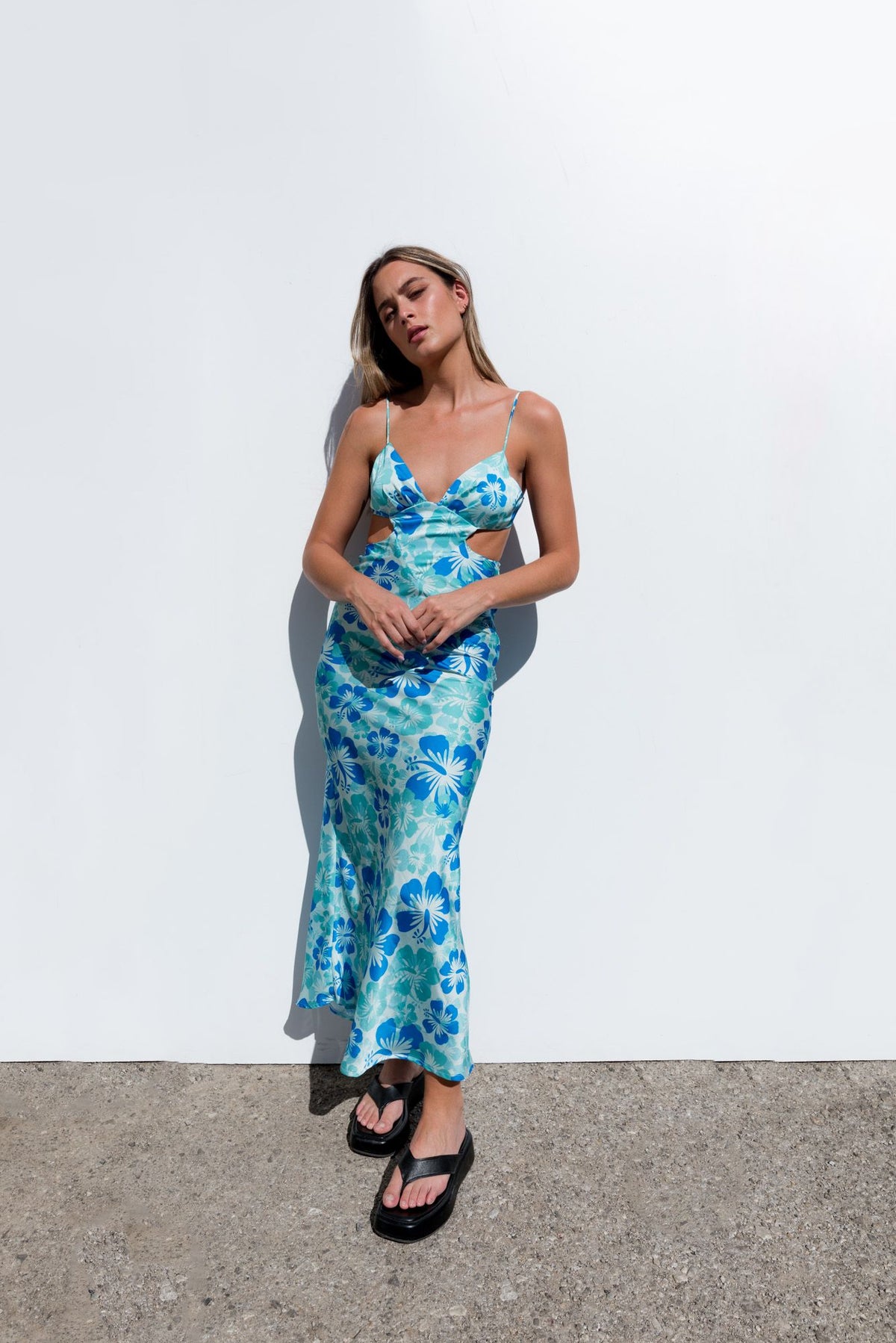 Vestido estampado cut out, fotografia 1 de 6