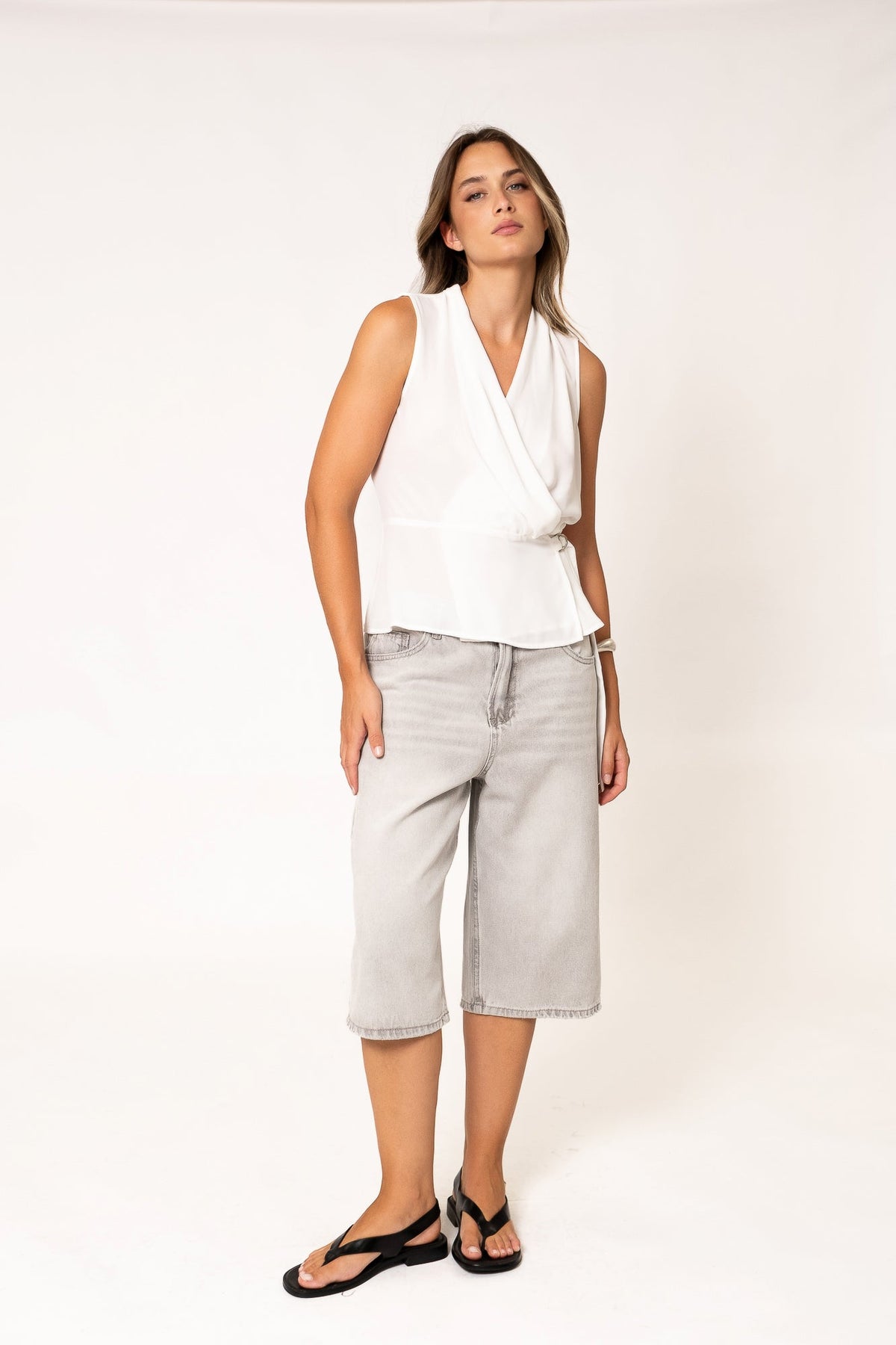 Blusa cruzada com fivela