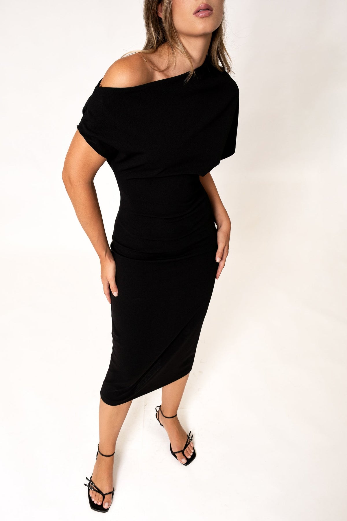 Vestido midi assimétrico, fotografia 1 de 5