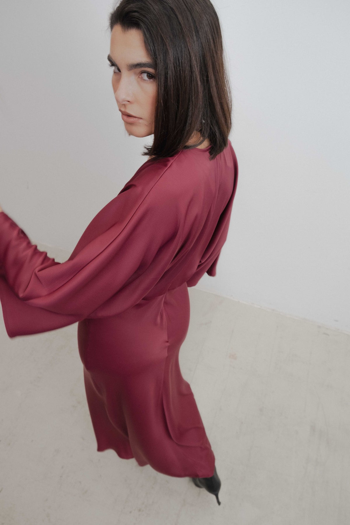 Vestido acetinado nó, fotografia 6 de 7