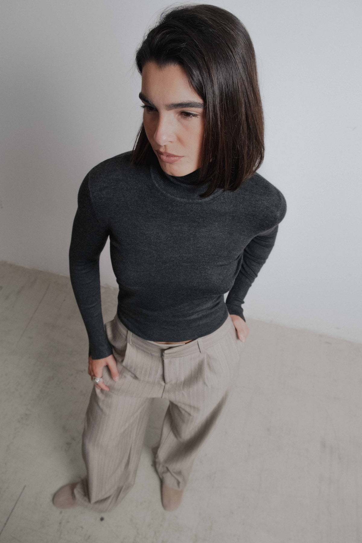 Camisola básica malha gola subida, fotografia 4 de 7