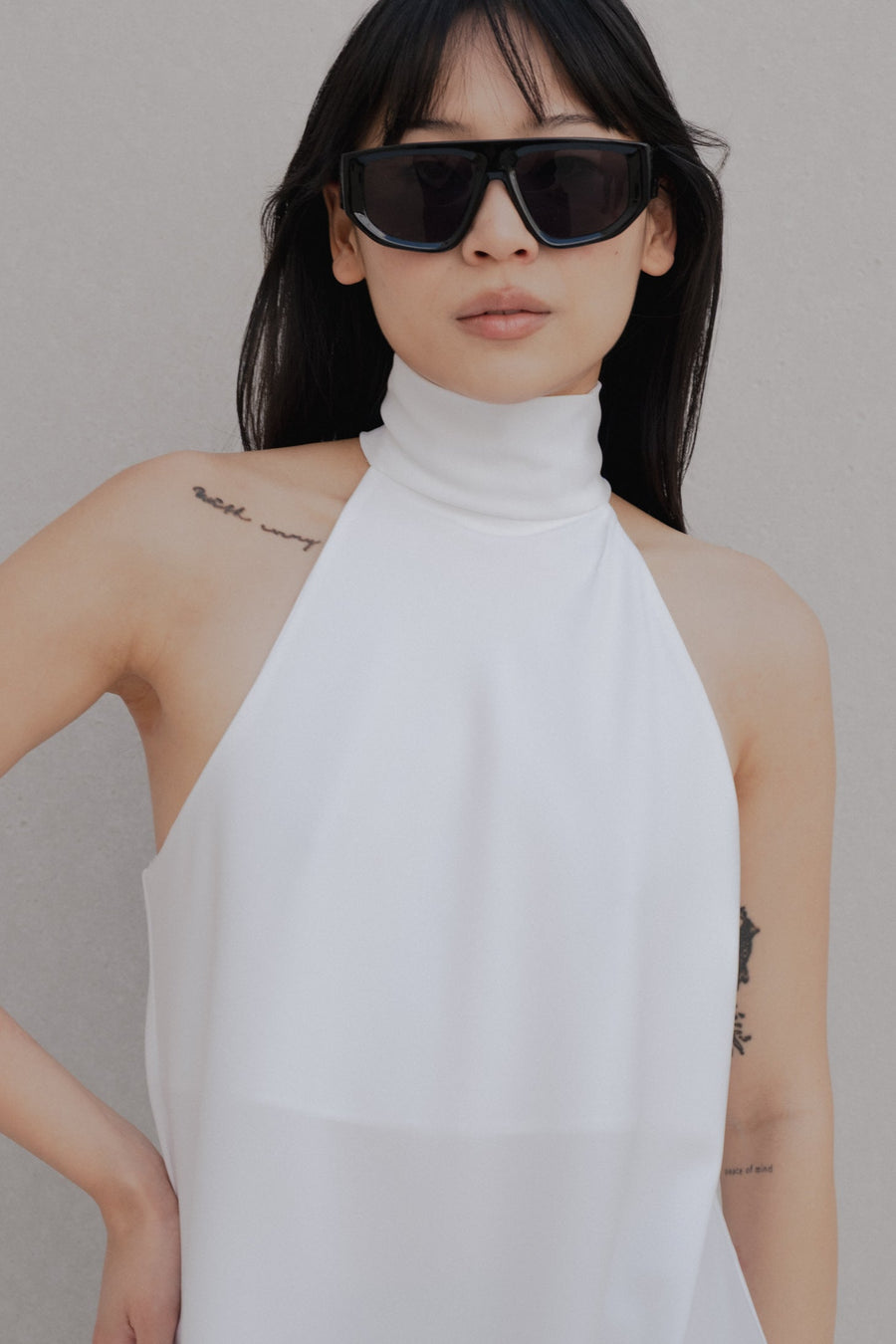 Top halter assimétrico