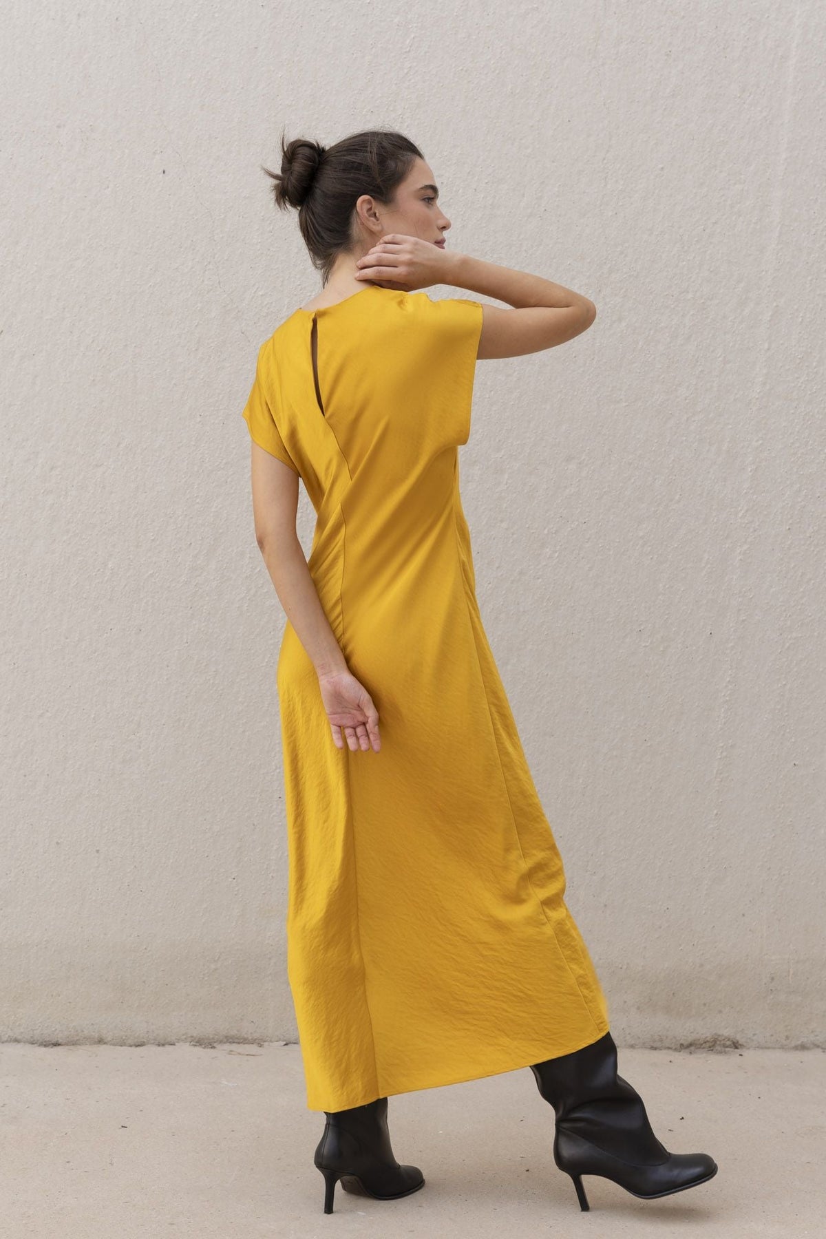 Vestido acetinado, fotografia 4 de 9