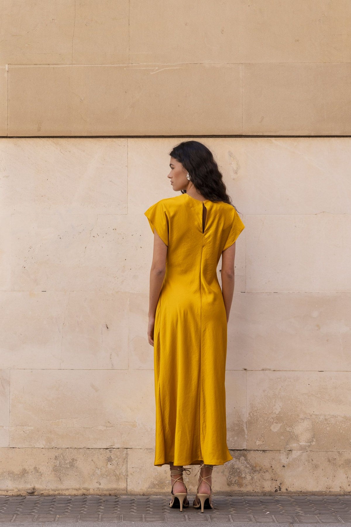 Vestido acetinado, fotografia 8 de 9