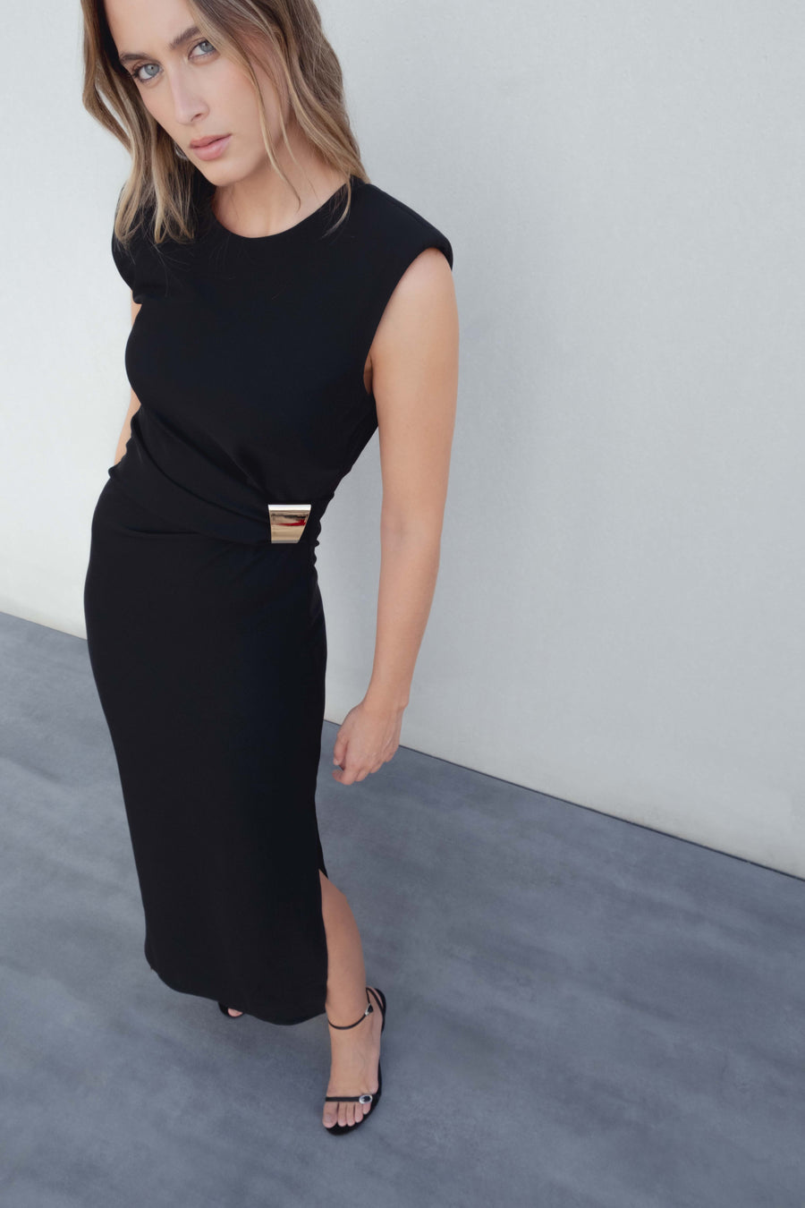 Vestido midi aplicação dourada