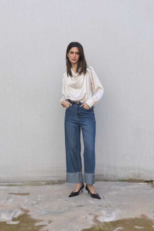 Blusa acetinada laçada
