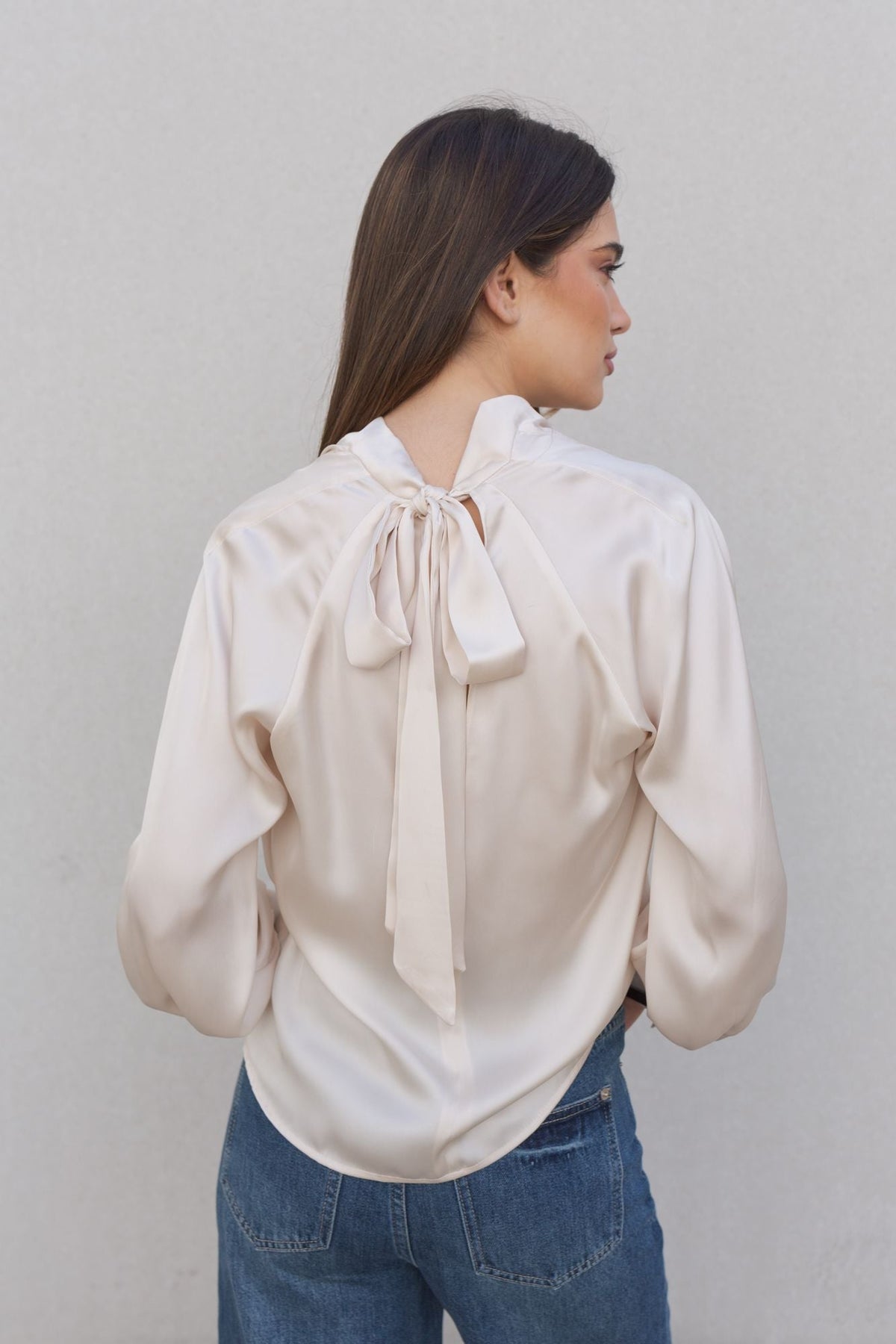 Blusa acetinada laçada