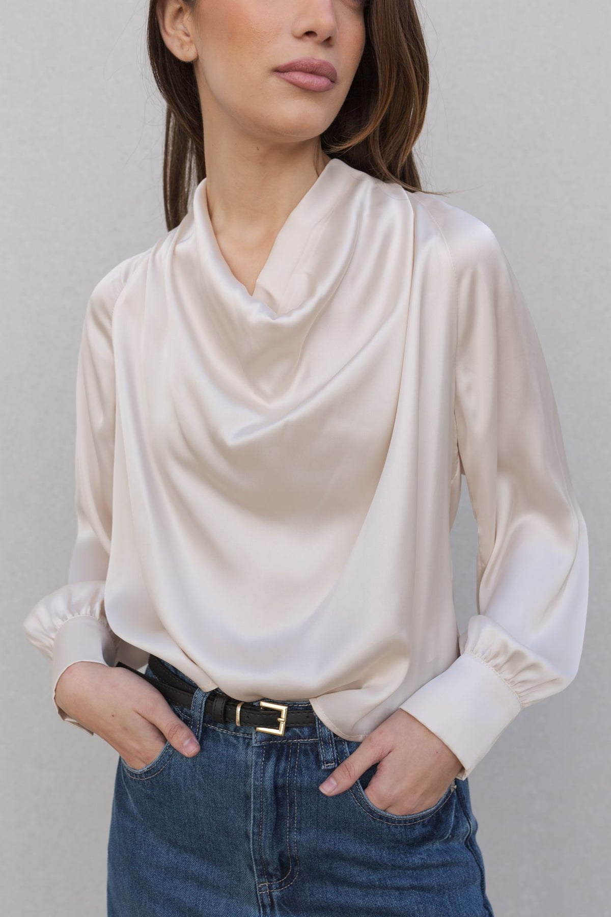 Blusa acetinada laçada