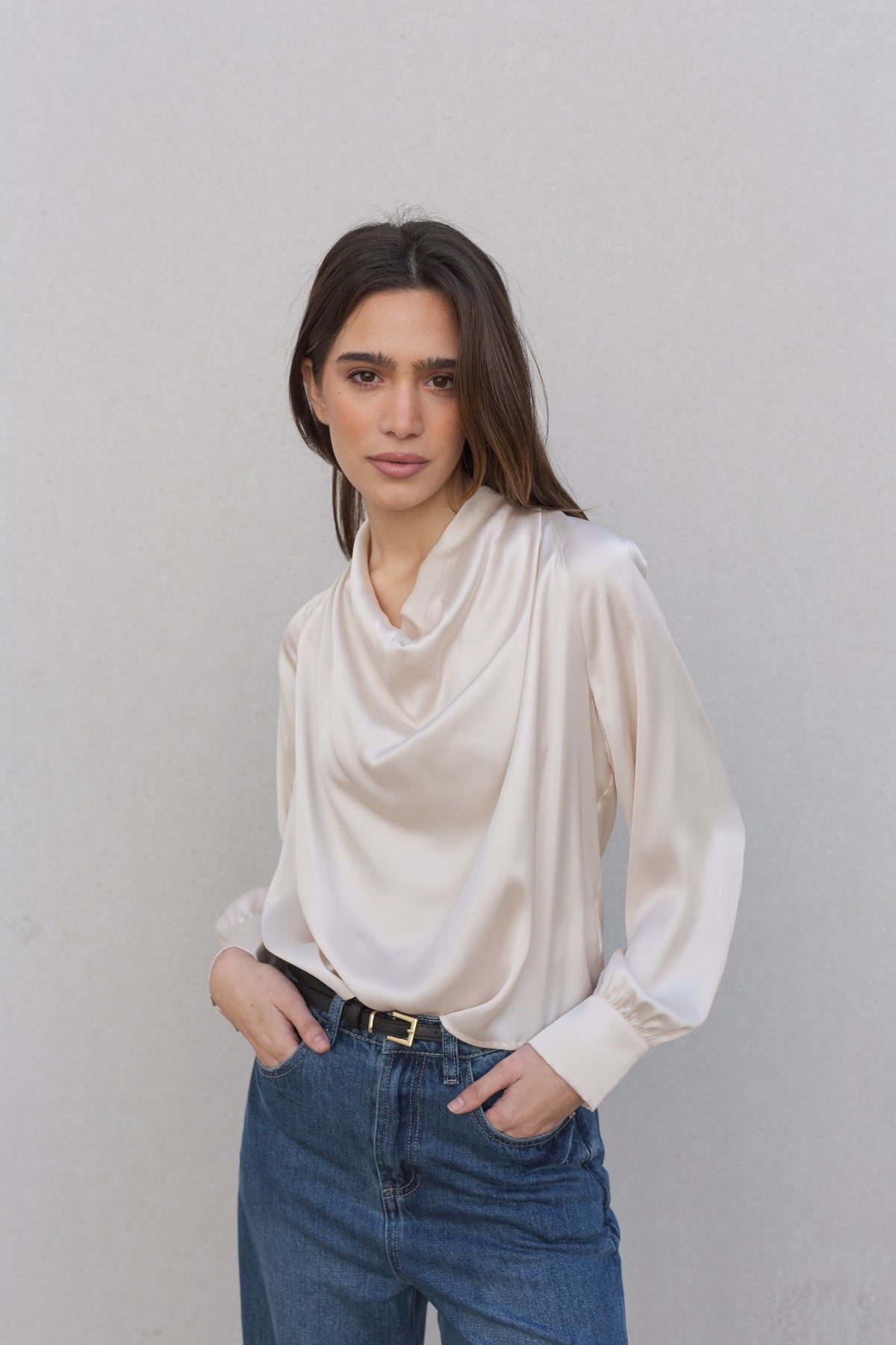 Blusa acetinada laçada