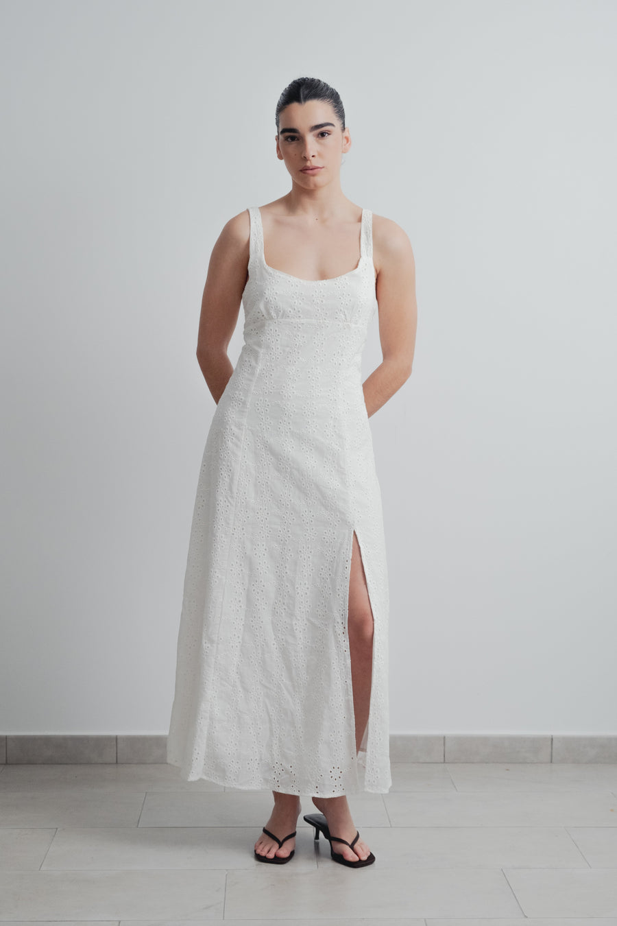 Vestido midi perfurado