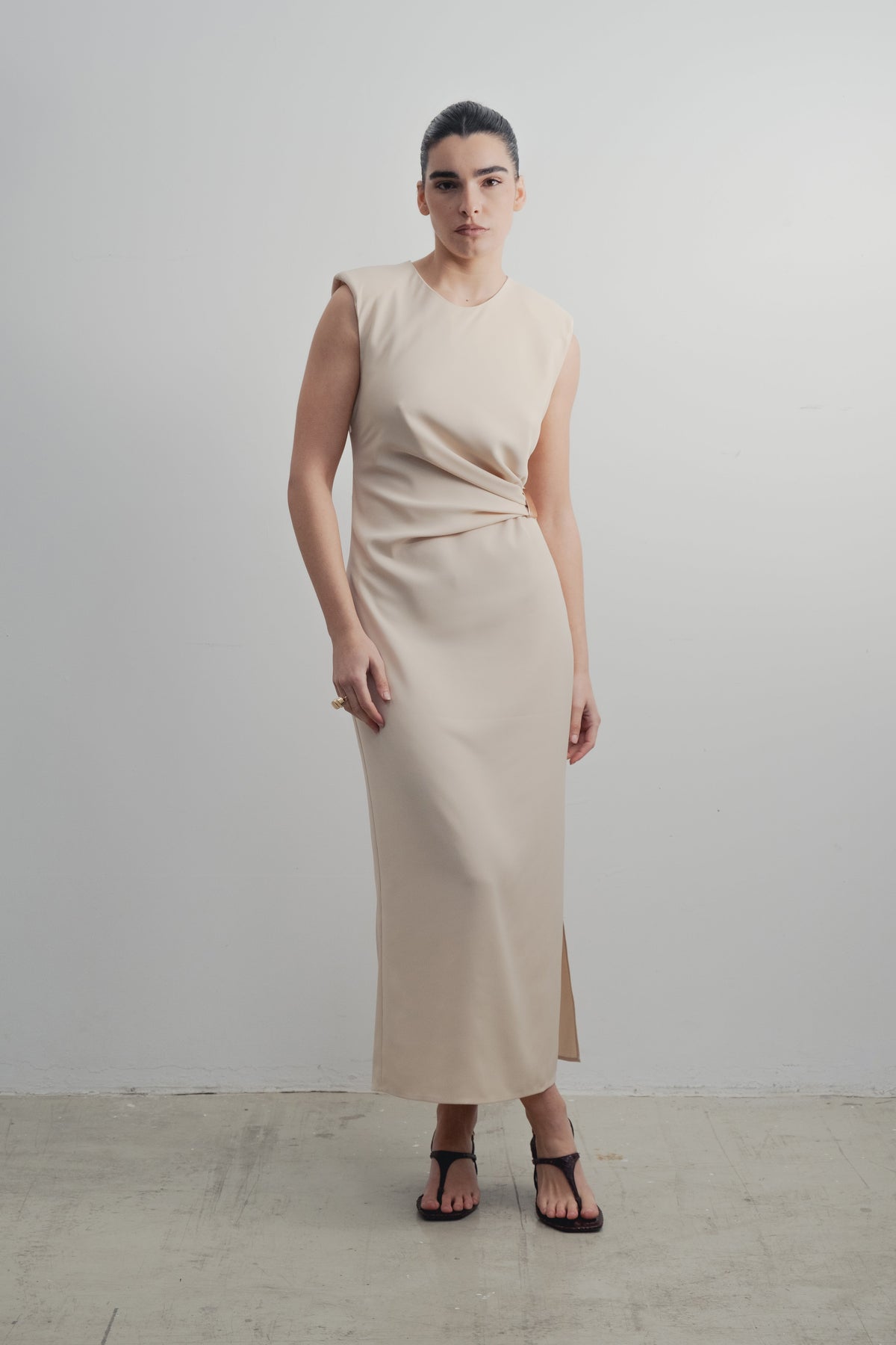 Vestido midi aplicação dourada, fotografia 3 de 5