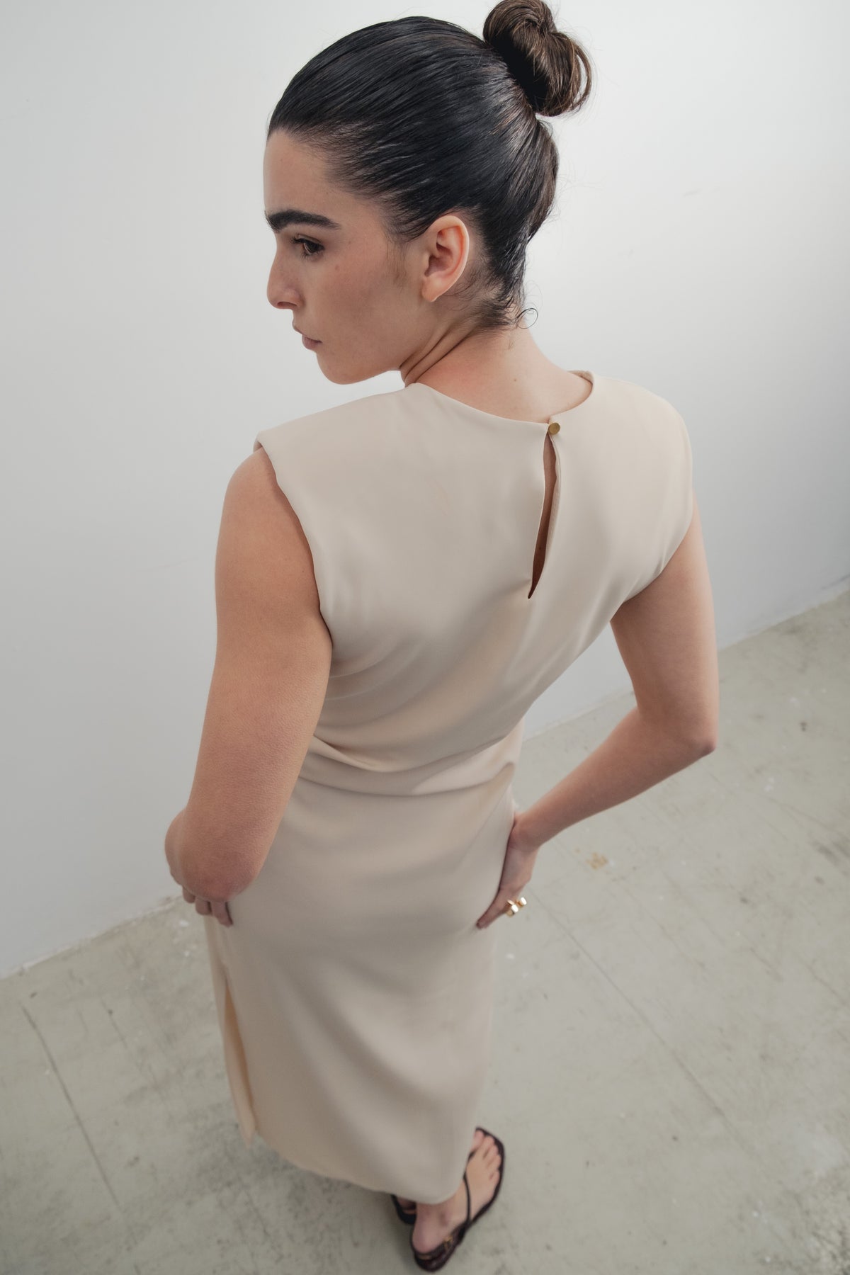 Vestido midi aplicação dourada, fotografia 4 de 5