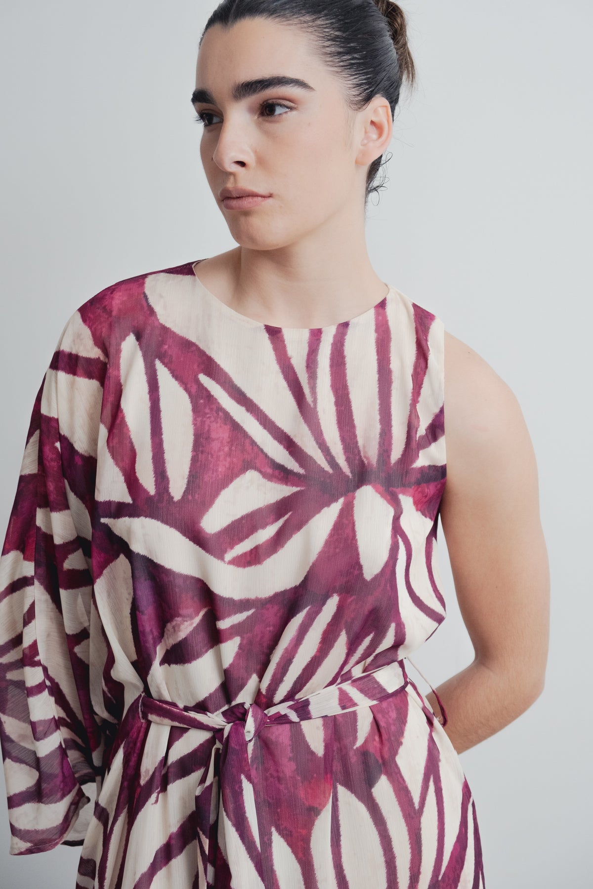Vestido assimétrico estampado, fotografia 3 de 7