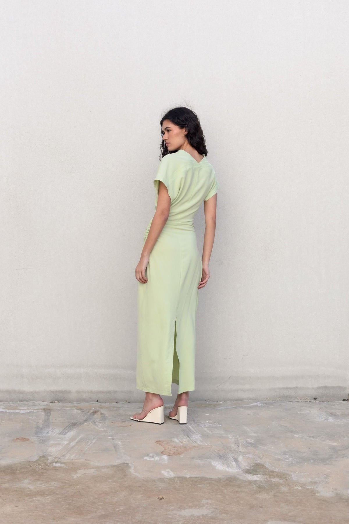 Vestido midi franzido, fotografia 8 de 10