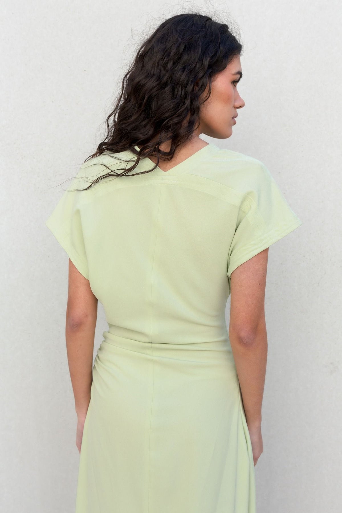 Vestido midi franzido, fotografia 9 de 10