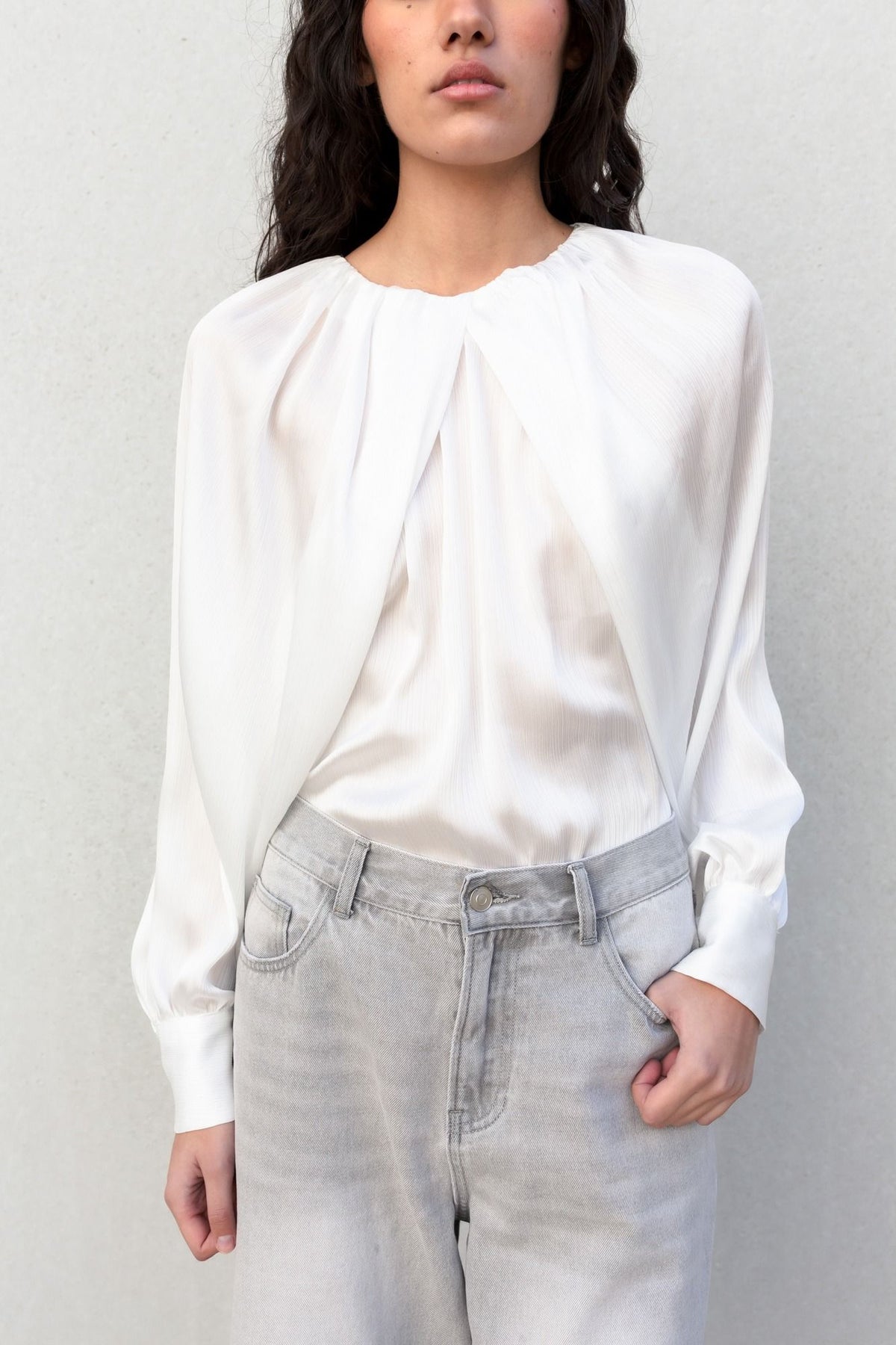 Blusa acetinada, fotografia 7 de 8